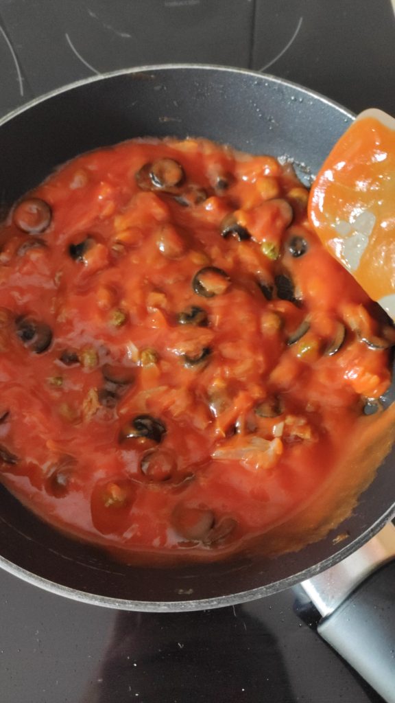 spaguettis puttanesca salsa de tomate