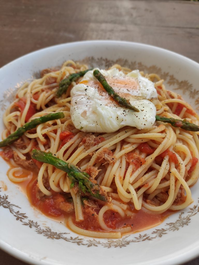 Spaguettis con espárrago verde y huevo poché